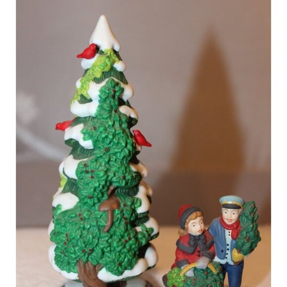 Dept 56 Dickens Village - The Holly and the Ivy - Picture 4 of 5